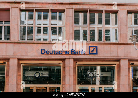 Berlino, Germania - 20 Settembre 2019: Deutsche Bank Shopfront, segno della società nel centro di Berlino Foto Stock