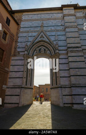 Porta a Siena la Cattedrale di Santa Maria Assunta (Duomo di Siena) a Siena, Toscana Foto Stock