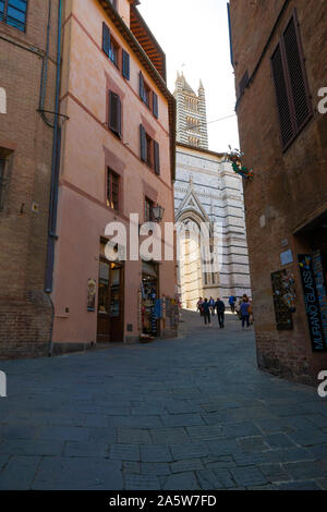 Porta a Siena la Cattedrale di Santa Maria Assunta (Duomo di Siena) a Siena, Toscana Foto Stock