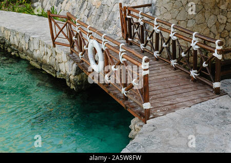 Playa del Carmen, Quintana Roo MEXICO . 2 maggio 2007: dettagli architettonici del piccolo ponte per attraversare la piscina Foto Stock