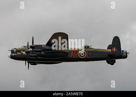 Il Royal Air Force bombardiere Lancaster (PA474) del Battle of Britain Memorial Flight nel livello di volo al RIAT 2019, RAF Fairford, Regno Unito il 21/7/19. Foto Stock