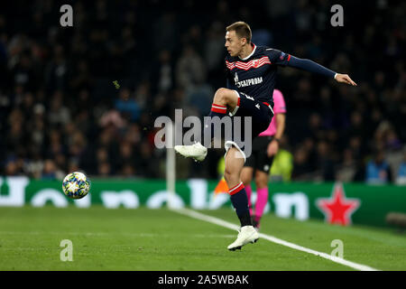 Tottenham Hotspur Stadium, Londra, Regno Unito. 22 ottobre, 2019. UEFA Champions League Football, Tottenham Hotspur contro la Stella Rossa Belgrado; Milano Rodic della Stella Rossa Belgrado controlla la sfera - Editoriale usare carte di credito: Azione Plus sport/Alamy Live News Foto Stock