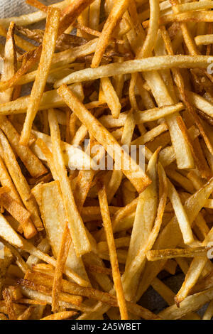 In casa Shoestring patatine fritte con sale marino Foto Stock