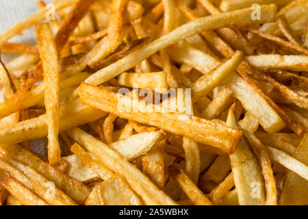 In casa Shoestring patatine fritte con sale marino Foto Stock