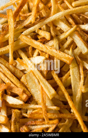 In casa Shoestring patatine fritte con sale marino Foto Stock