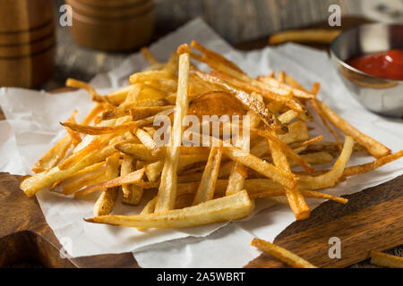 In casa Shoestring patatine fritte con sale marino Foto Stock