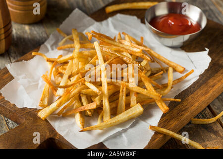 In casa Shoestring patatine fritte con sale marino Foto Stock