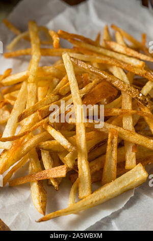 In casa Shoestring patatine fritte con sale marino Foto Stock