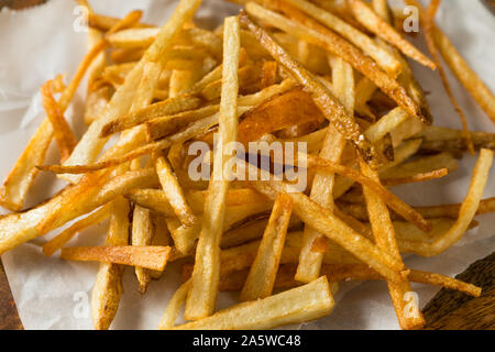 In casa Shoestring patatine fritte con sale marino Foto Stock