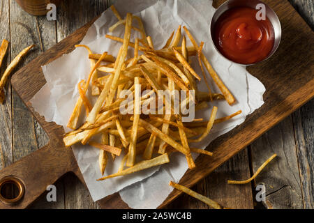 In casa Shoestring patatine fritte con sale marino Foto Stock