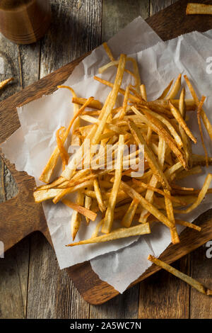 In casa Shoestring patatine fritte con sale marino Foto Stock