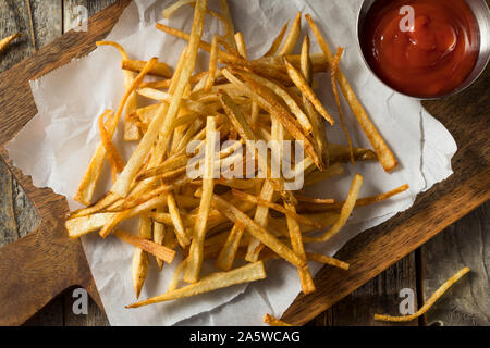 In casa Shoestring patatine fritte con sale marino Foto Stock
