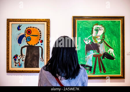 A sinistra di 'el discoteca rojo persiguiendo a la alondra da Joan Miró. A destra "Hombre sentado con la pipa da Pablo Picasso, Botero museo, Bogotà, Colombia Foto Stock
