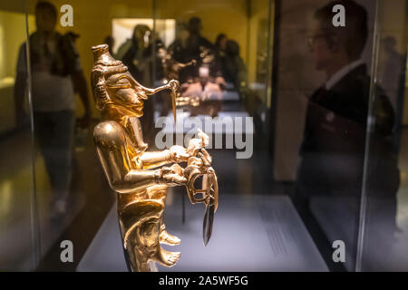 Poporo, antropomorfo precolombiana, goldwork raccolta, Museo dell'oro, Museo del Oro, Bogotà, Colombia, America Foto Stock