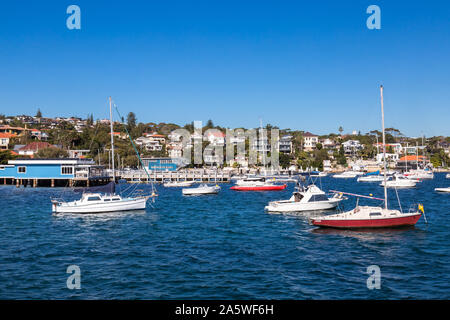 Viste di Watsons che mostra il porto, yacht ormeggiati e Vaucluse Yacht Club di Sydney. Foto Stock