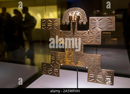 Lembi pettorali in forma di un Jaguar-Man, precolombiana goldwork raccolta, Museo dell'oro, Museo del Oro, Bogotà, Colombia, America Foto Stock