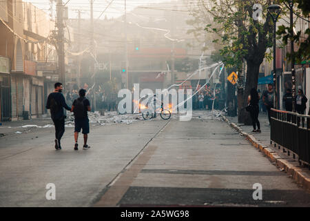 QUILPUÉ, Cile - 20 Ottobre 2019 - barricate durante le proteste del 'eludere' movimento contro il governo di Sebastian Piñera Foto Stock