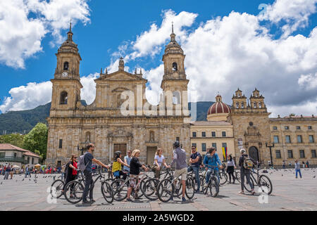 I turisti, nella Piazza Bolivar e la cattedrale, Bogotà, Colombia Foto Stock