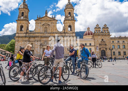 I turisti, nella Piazza Bolivar e la cattedrale, Bogotà, Colombia Foto Stock