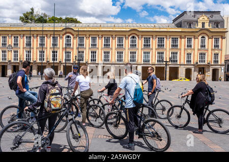 I turisti, nella Piazza Bolivar e Lievano palace o il municipio, Bogotá, Colombia Foto Stock