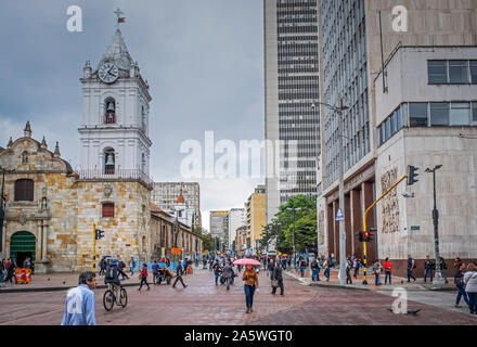 Carrera 7 o Carrera septima, a sinistra Ìglesia de San Francisco o la chiesa di San Francisco, Bogotà, Colombia Foto Stock