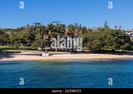 Viste generali di Watsons harbour beach e la storica Dunbar casa sullo sfondo, Watsons, Sydney. Foto Stock