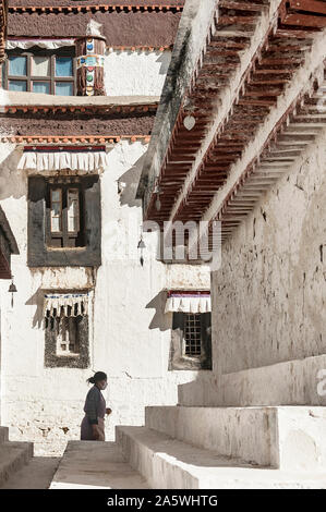 La donna fa un meditato a piedi intorno al tempio buddista, Lasa, Tibet, Cina. Foto Stock