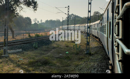 Lentamente passando attraverso,guardando da una glassless 2a classe sleeper finestra carrello su un viaggio da Mysore a Pondicherry. Foto Stock