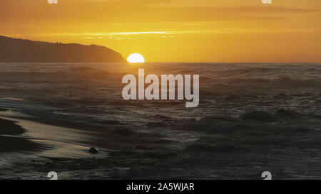 Chiudere la vista del tramonto al punto kaena alle Hawaii Foto Stock