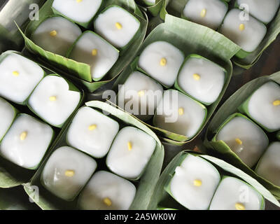 Ta-go, Thai dessert fatti da tapioca e crema di cocco presentato in banana lasciare tazze. Foto Stock