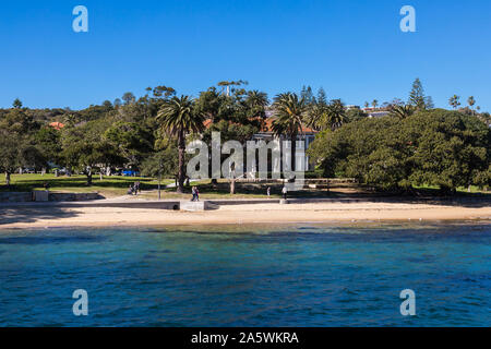 Viste generali di Watsons harbour beach e la storica Dunbar casa sullo sfondo, Watsons, Sydney. Foto Stock