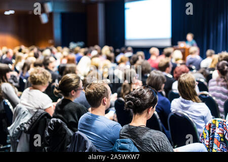 Altoparlante dando la presentazione sul piano scientifico conferenze di affari. Foto Stock