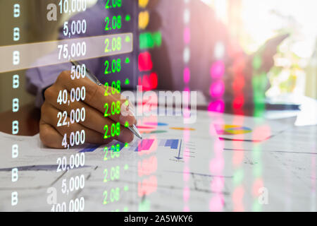 Mercato azionario o forex trading grafico e candelabro grafico adatto per gli investimenti finanziari concetto. Economia sullo sfondo delle tendenze per l'idea di business e di un Foto Stock