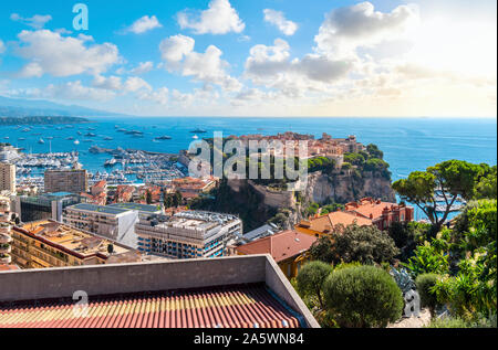 Vista del Mare Mediterraneo e la marina, il porto, la città e la roccia del Monte Carlo, Monaco, come il sole comincia a set. Foto Stock