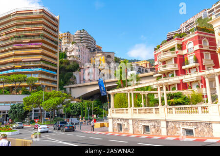La colorata degli edifici residenziali e commerciali salire al di sopra delle strade di Monte Carlo Monaco vicino Sainte-Devote, parte del circuito di Formula Uno. Foto Stock