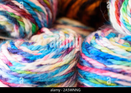 Arcobaleno pastello colorato matasse di filo di alpaca Foto Stock