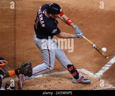 Houston, Stati Uniti. 22 ottobre, 2019. Cittadini di Washington Ryan Zimmerman colpisce un assolo home run contro Houston Astros nel secondo inning durante la World Series game 1 al Minute Maid Park a Houston, Texas Martedì, 22 ottobre 2019. Ai cittadini di giocare in franchising della prima serie mondiale mentre il favorito Astros cercano il loro secondo titolo in tre anni. Foto di Kevin Dietsch/UPI Credito: UPI/Alamy Live News Foto Stock