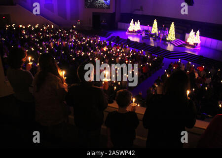 Persone azienda illuminato candele durante la Messa di Natale a Thomas Road Baptist Church di Lynchburg, VA, Stati Uniti d'America Foto Stock