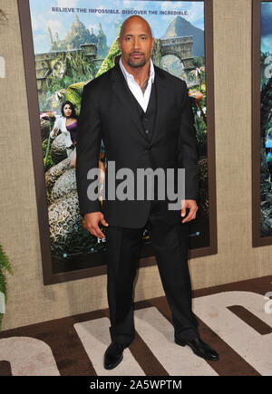 LOS ANGELES, CA. Febbraio 02, 2012: Dwayne Johnson, aka "Roccia", presso il Los Angeles premiere del suo nuovo film 'Viaggio 2: La misteriosa isola " a Grauman's Chinese Theater di Hollywood. © 2012 Paul Smith / Featureflash Foto Stock