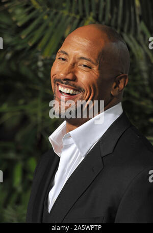 LOS ANGELES, CA. Febbraio 02, 2012: Dwayne Johnson, aka "Roccia", presso il Los Angeles premiere del suo nuovo film 'Viaggio 2: La misteriosa isola " a Grauman's Chinese Theater di Hollywood. © 2012 Paul Smith / Featureflash Foto Stock