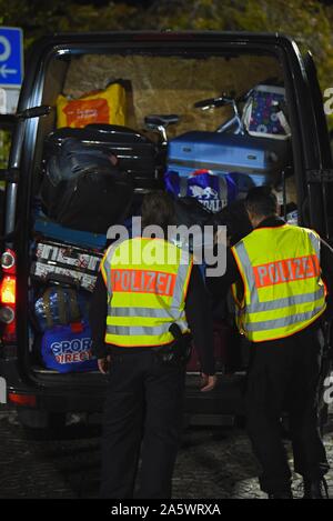 13 ottobre 2019, il Land della Baviera, Wernberg-Köblitz: due funzionari di polizia verificare il nolo di un mezzo di trasporto a un checkpoint della polizia sulla A93. Foto: Nicolas Armer/dpa Foto Stock