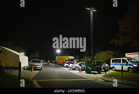 13 ottobre 2019, il Land della Baviera, Wernberg-Köblitz: gli ufficiali di polizia hanno istituito un checkpoint sulla A93. Foto: Nicolas Armer/dpa Foto Stock