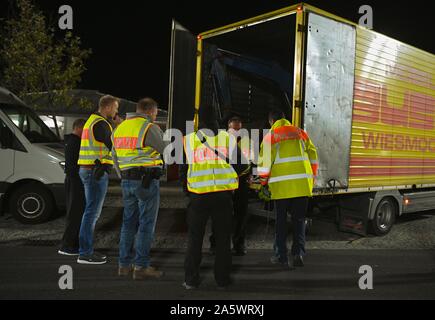 13 ottobre 2019, il Land della Baviera, Wernberg-Köblitz: due funzionari di polizia verificare il nolo di un mezzo di trasporto a un checkpoint della polizia sulla A93. Foto: Nicolas Armer/dpa Foto Stock