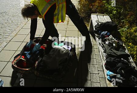 13 ottobre 2019, il Land della Baviera, Wernberg-Köblitz: gli ufficiali di polizia hanno istituito un checkpoint sulla A93. Foto: Nicolas Armer/dpa Foto Stock