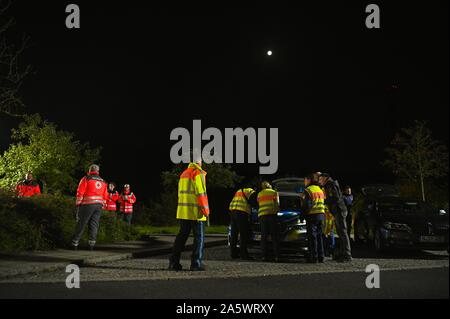 13 ottobre 2019, il Land della Baviera, Wernberg-Köblitz: le forze di polizia e forze di soccorso sono assemblati in un checkpoint della polizia sulla A93. Foto: Nicolas Armer/dpa Foto Stock