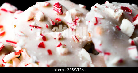 Vista dettagliata del cioccolato e menta piperita coperto Pretzel Cookies Foto Stock