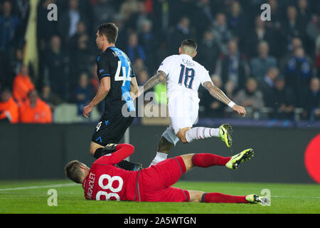 Bruges, Belgio. 22 ottobre, 2019. PSG è Mauro Icardi (R, top) punteggi durante un gruppo una partita del 2019-2020 UEFA Champions League tra Parigi Saint-Germain (PSG) e il Club Brugge A Bruges, Belgio, ottobre 22, 2019. Credito: Zheng Huansong/Xinhua/Alamy Live News Foto Stock