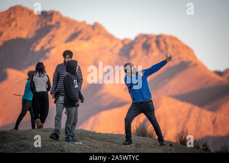 I turisti prende il tempo di essere godetevi i meravigliosi panorami e paesaggi che le montagne del Pisco Elqui Valley hold, Coquimbo, Cile. Foto Stock