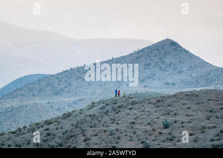 I turisti prende il tempo di essere godetevi i meravigliosi panorami e paesaggi che le montagne del Pisco Elqui Valley hold, Coquimbo, Cile. Foto Stock