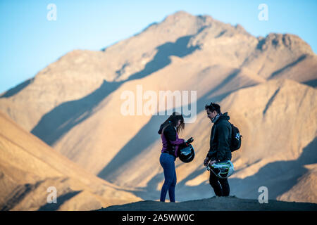 I turisti prende il tempo di essere godetevi i meravigliosi panorami e paesaggi che le montagne del Pisco Elqui Valley hold, Coquimbo, Cile. Foto Stock